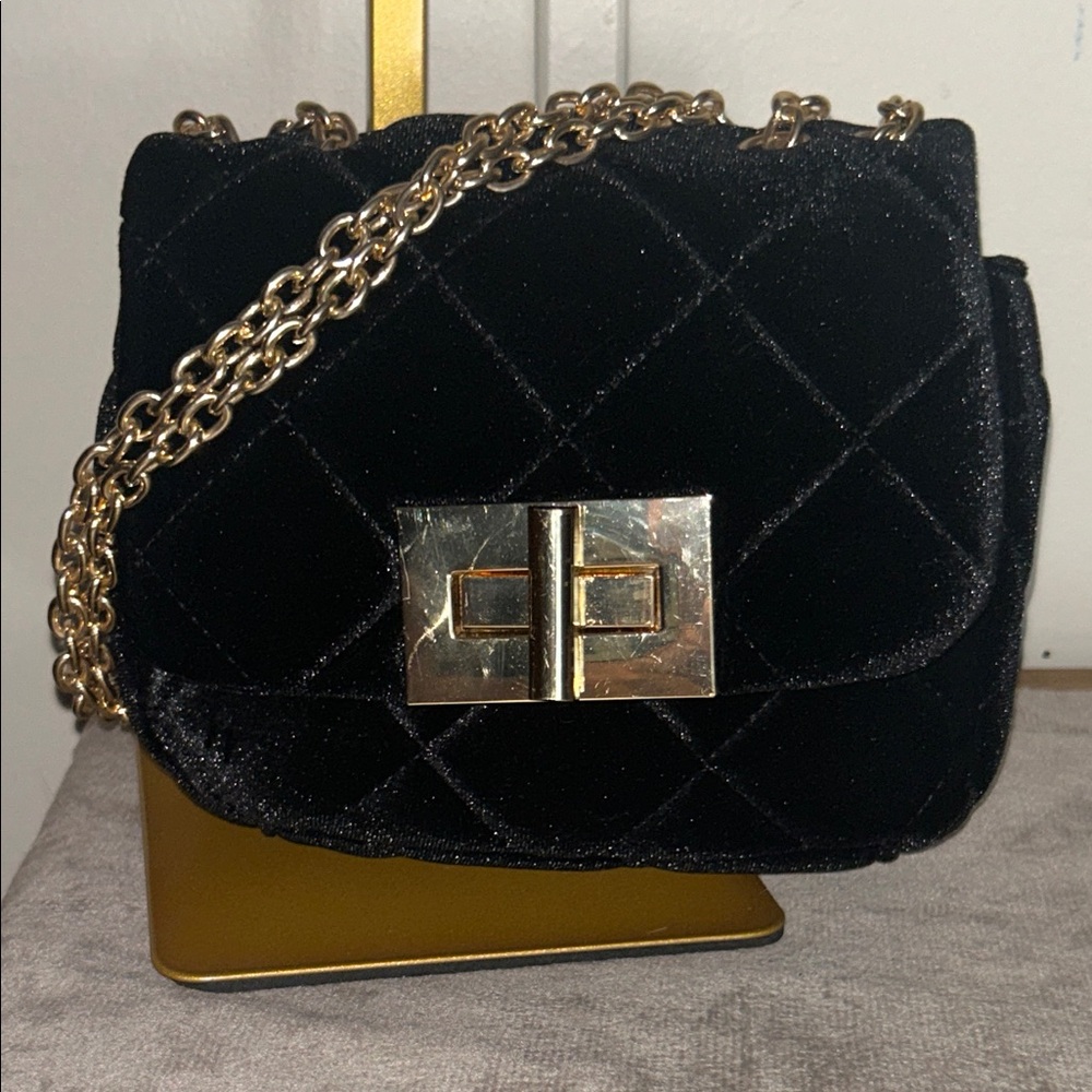 Jelavu Katrina Szish Black Quilted Velvet Crossbody Bag Gold Chain Strap